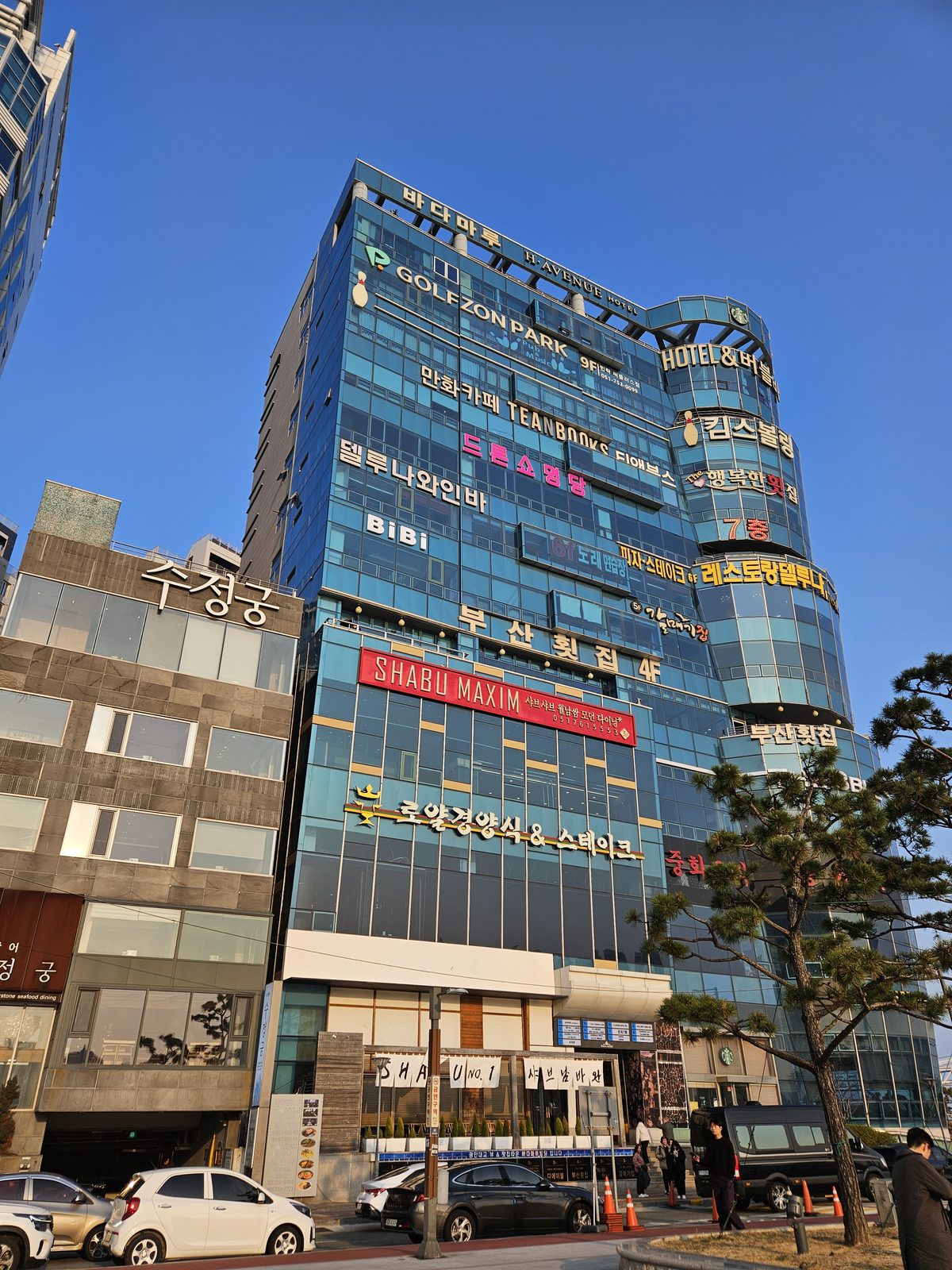広安里の海沿いに建つ刺身店やホテルが入ったビル